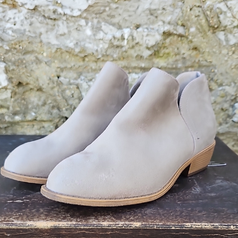Women's Size 9 W Beige Suede Ankle Boots Wide‎ Low Heel Zipper